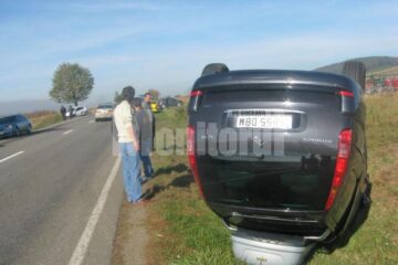 Mașina Citroen care s-a răsturnat și, în plan îndepărtat, autoturismul Peugeot