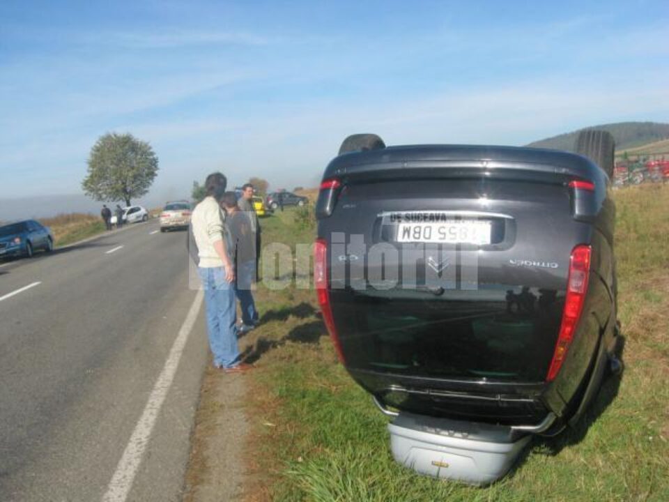 Mașina Citroen care s-a răsturnat și, în plan îndepărtat, autoturismul Peugeot