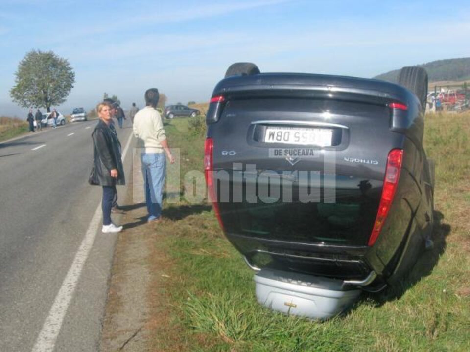 Un tată care mergea la spital, unde i-a născut soția, implicat într-un accident în timpul unei depășiri