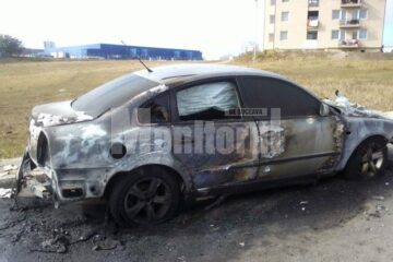 Ce a mai rămas din autoturismul incendiat în miez de noapte