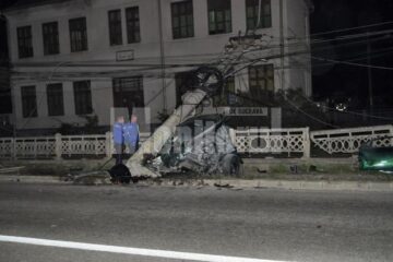 Un șofer care a ras un stâlp electric a lăsat municipiul Câmpulung în beznă