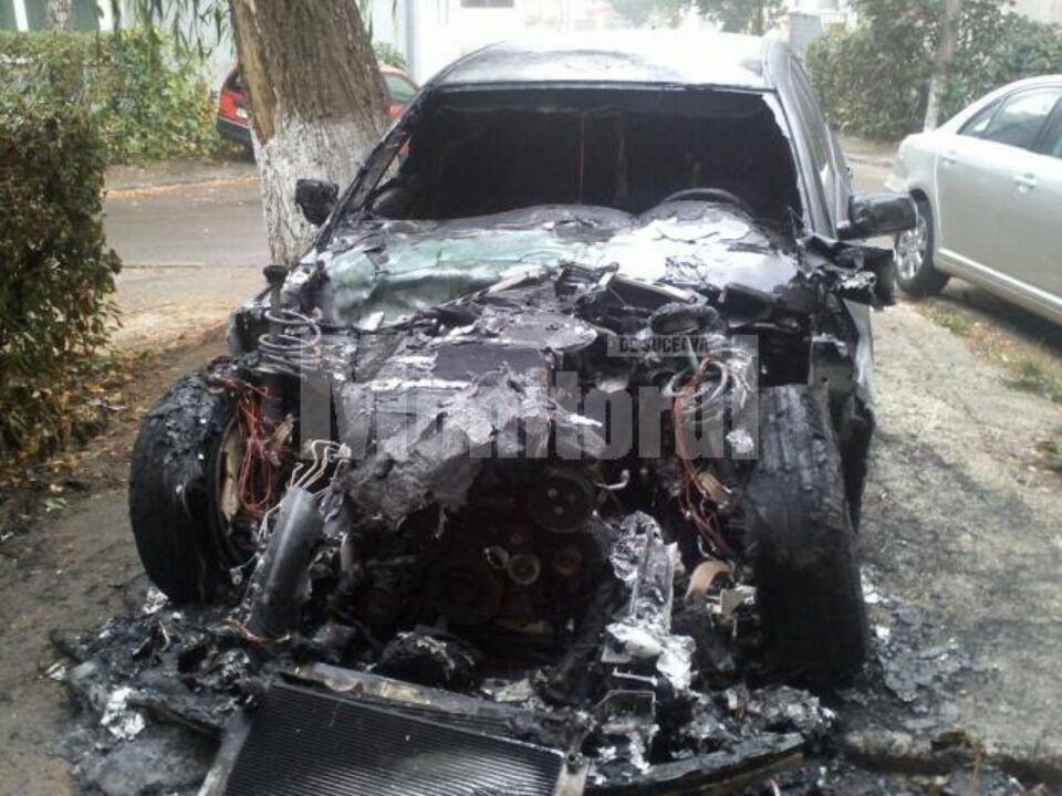 Mașina a fost distrusă de incendiu în proporție de 50%