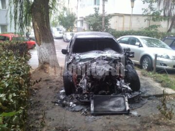 Mașina a fost distrusă de incendiu în proporție de 50%