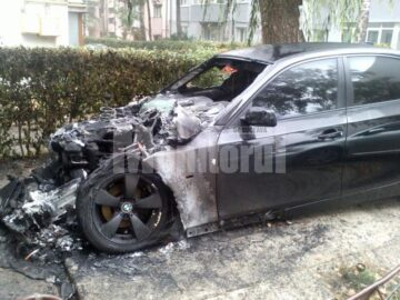 Mașina a fost distrusă de incendiu în proporție de 50%