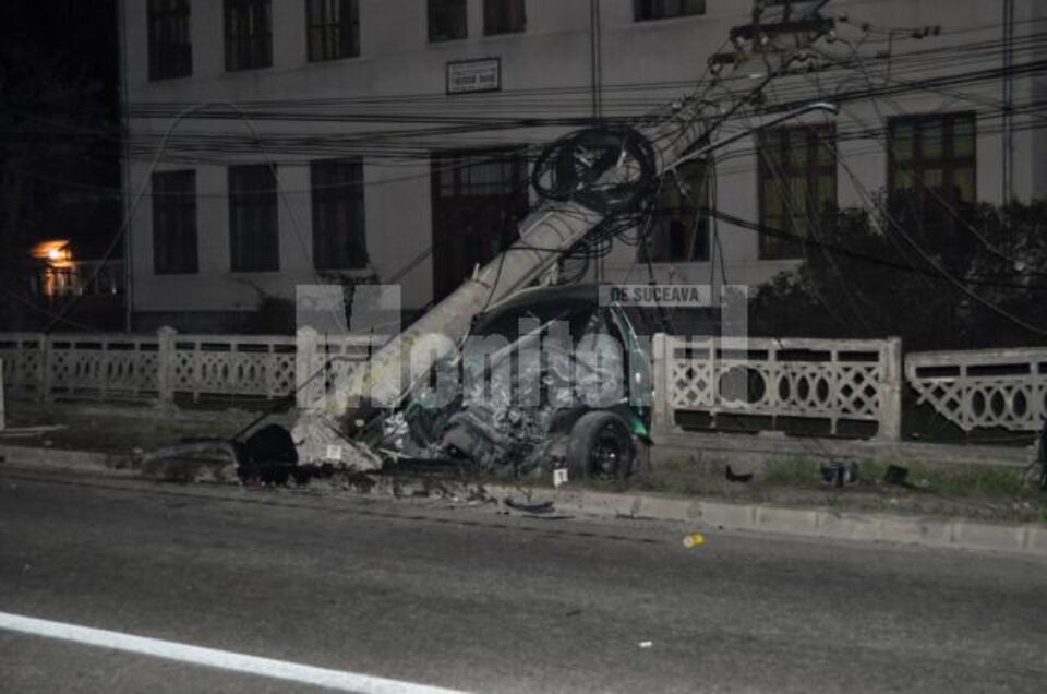 Un șofer care a ras un stâlp electric a lăsat municipiul Câmpulung în beznă