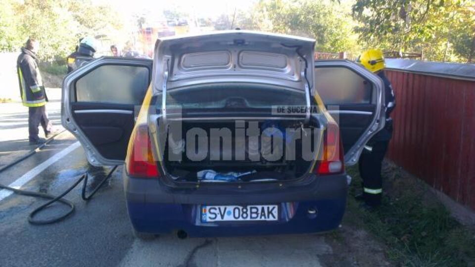 Taxi în flăcări, pe o stradă din Burdujeni Sat