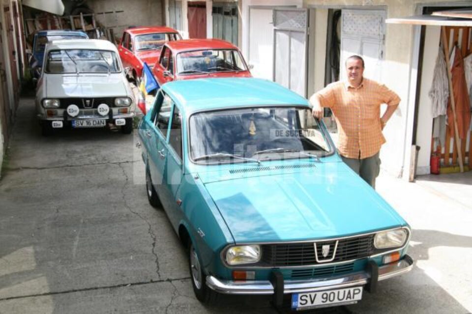 Danut Crainiciuc și o parte din colecția sa de Dacii 1300