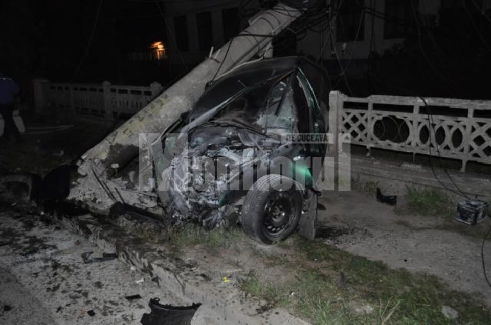 Având în vedere forța impactului, faptul că șoferul a fost scos în viață dintre fiarele contorsionate este aproape o minune