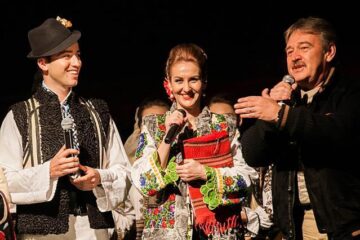 Alexandru Brădățan și Silvia Semeniuc, alături de primarul Marius Ursaciuc. Foto: George Checheriță