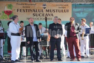 Primarul Ion Lungu și reprezentanții Consiliului Local, la deschiderea Festivalului Mustului