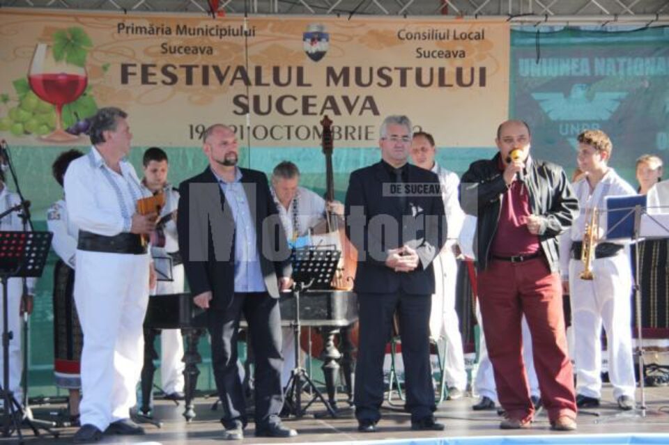 Primarul Ion Lungu și reprezentanții Consiliului Local, la deschiderea Festivalului Mustului