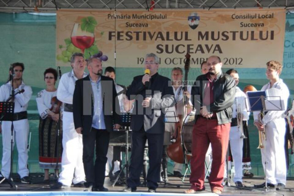 Primarul Ion Lungu și reprezentanții Consiliului Local, la deschiderea Festivalului Mustului