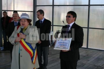 Deputatul Ghervazen Longher a primit titlul de cetățean de onoare al comunei Cacica din partea primăriței Elena Boloca