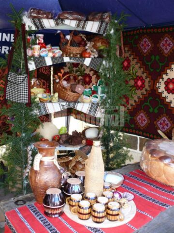 Sărbătoarea pomicultorilor din Fălticeni s-a desfășurat în Piața „Nada Florilor”
