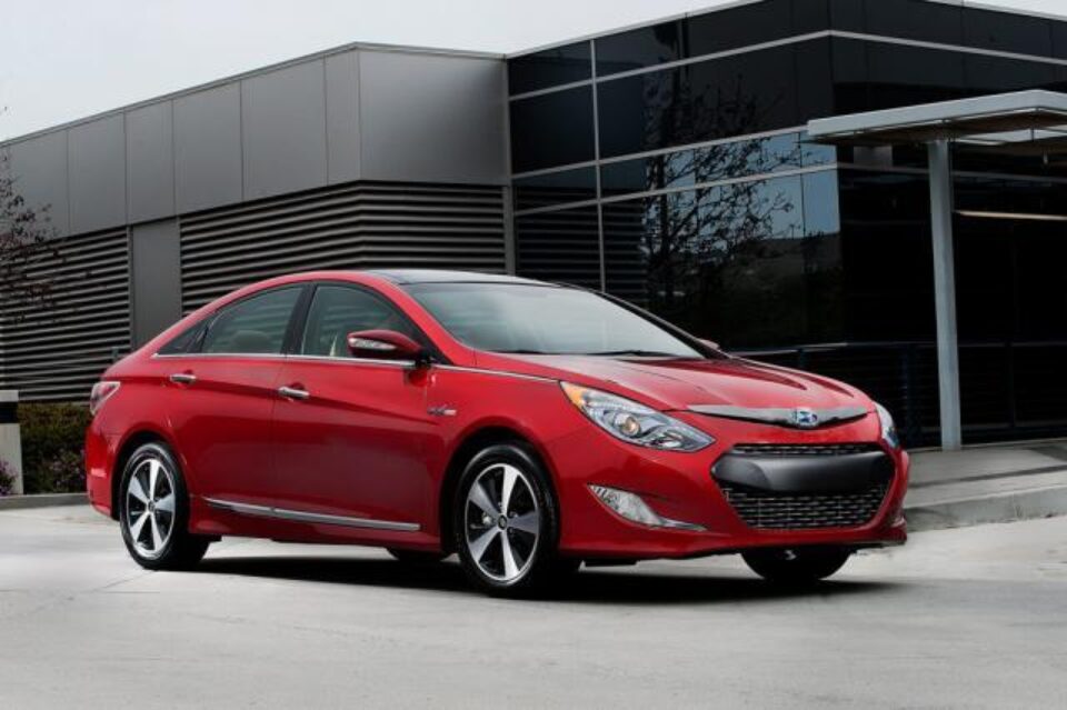 Hyundai înfruntă concurența japoneză cu Sonata Hybrid