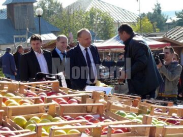 Sărbătoarea pomicultorilor din Fălticeni s-a desfășurat în Piața „Nada Florilor”