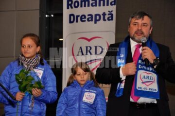 Bianca și Alexandra, alături de nașul lor
