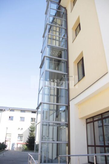 Liftul exterior de la universitate ar trebui oprit iarna, pentru că nu i s-a prevăzut și un sistem de încălzire