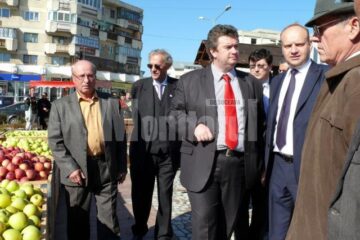 Sărbătoarea pomicultorilor din Fălticeni s-a desfășurat în Piața „Nada Florilor”