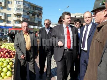 Sărbătoarea pomicultorilor din Fălticeni s-a desfășurat în Piața „Nada Florilor”