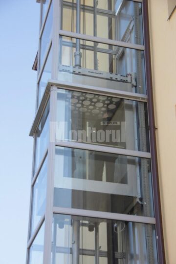 Liftul exterior de la universitate ar trebui oprit iarna, pentru că nu i s-a prevăzut și un sistem de încălzire
