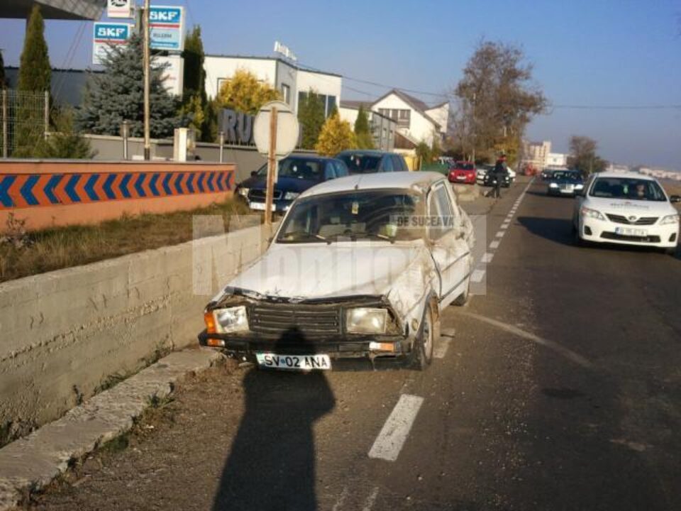 Dacia care s-a răsturnat și i-a lovit pe cei doi pietoni