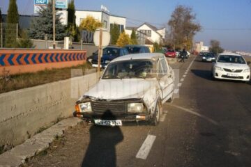 Dacia care s-a răsturnat și i-a lovit pe cei doi pietoni