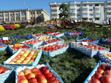Sărbătoarea pomicultorilor din Fălticeni s-a desfășurat în Piața „Nada Florilor”