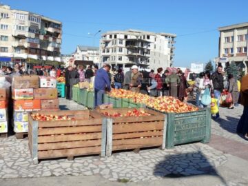 Sărbătoarea pomicultorilor din Fălticeni s-a desfășurat în Piața „Nada Florilor”