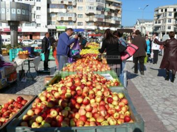 Sărbătoarea pomicultorilor din Fălticeni s-a desfășurat în Piața „Nada Florilor”
