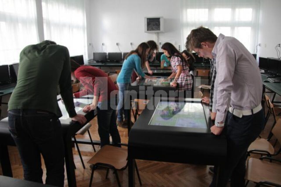 Patru mese multitouch au intrat în dotarea unui laborator high-tech la Colegiul Național „Petru Rareș“