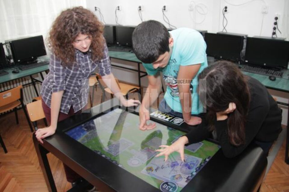 Patru mese multitouch au intrat în dotarea unui laborator high-tech la Colegiul Național „Petru Rareș“
