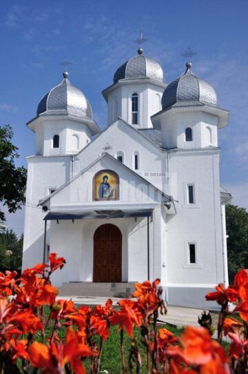 Biserica din satul Pleșești, la ceas de sărbătoare