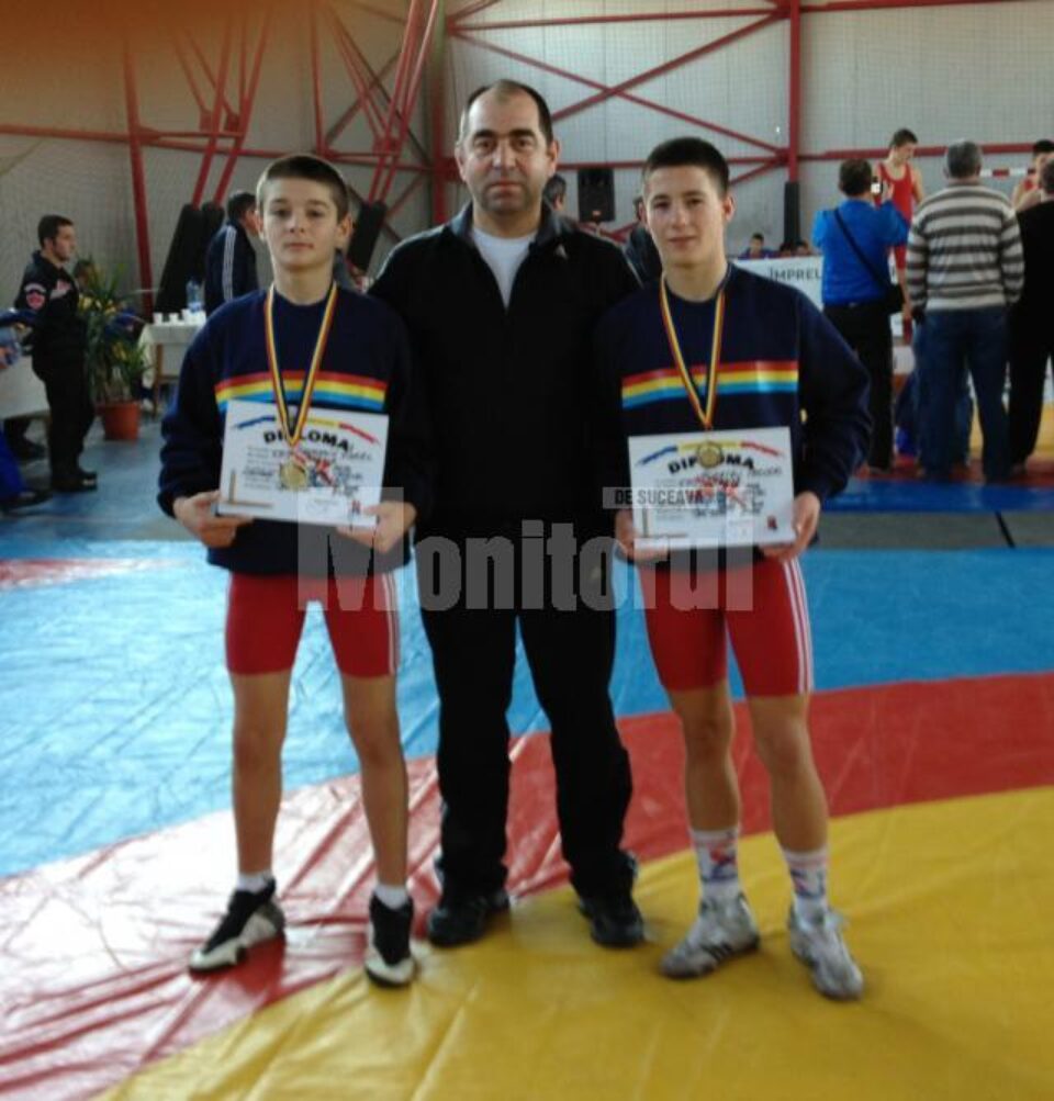 Campionii Viorel Strugariu și Teodor Horătău alături de antrenorul Valerică Gherasim