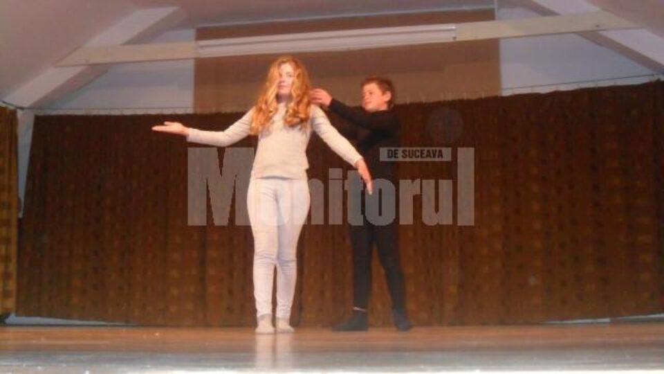 Doi elevi de la Bivolărie, Adelina Constandeș și Alin Mațcu au făcut pantomimă pe scena bucureșteană