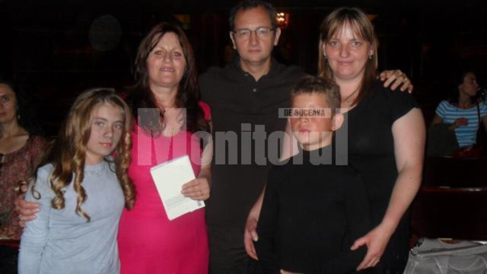 Maestrul Dan Puric alături de elevi de la Bivolărie care au facut pantomimă