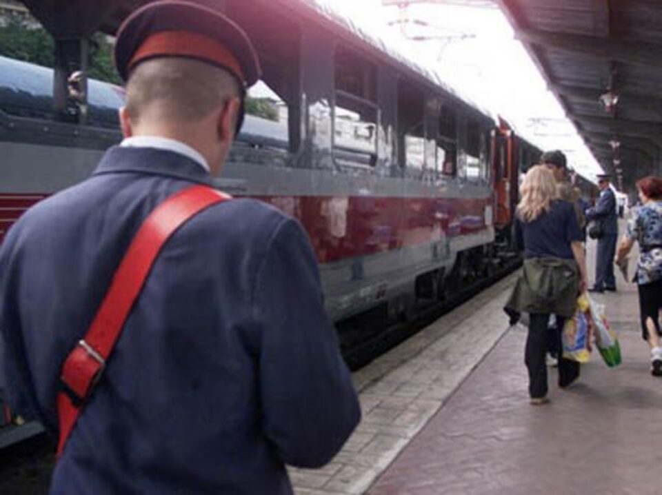 Nouă șefi de tren din Suceava, duși la audieri la Brașov pentru că luau bani de la călători