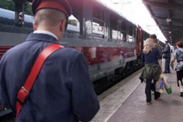 Nouă șefi de tren din Suceava, duși la audieri la Brașov pentru că luau bani de la călători