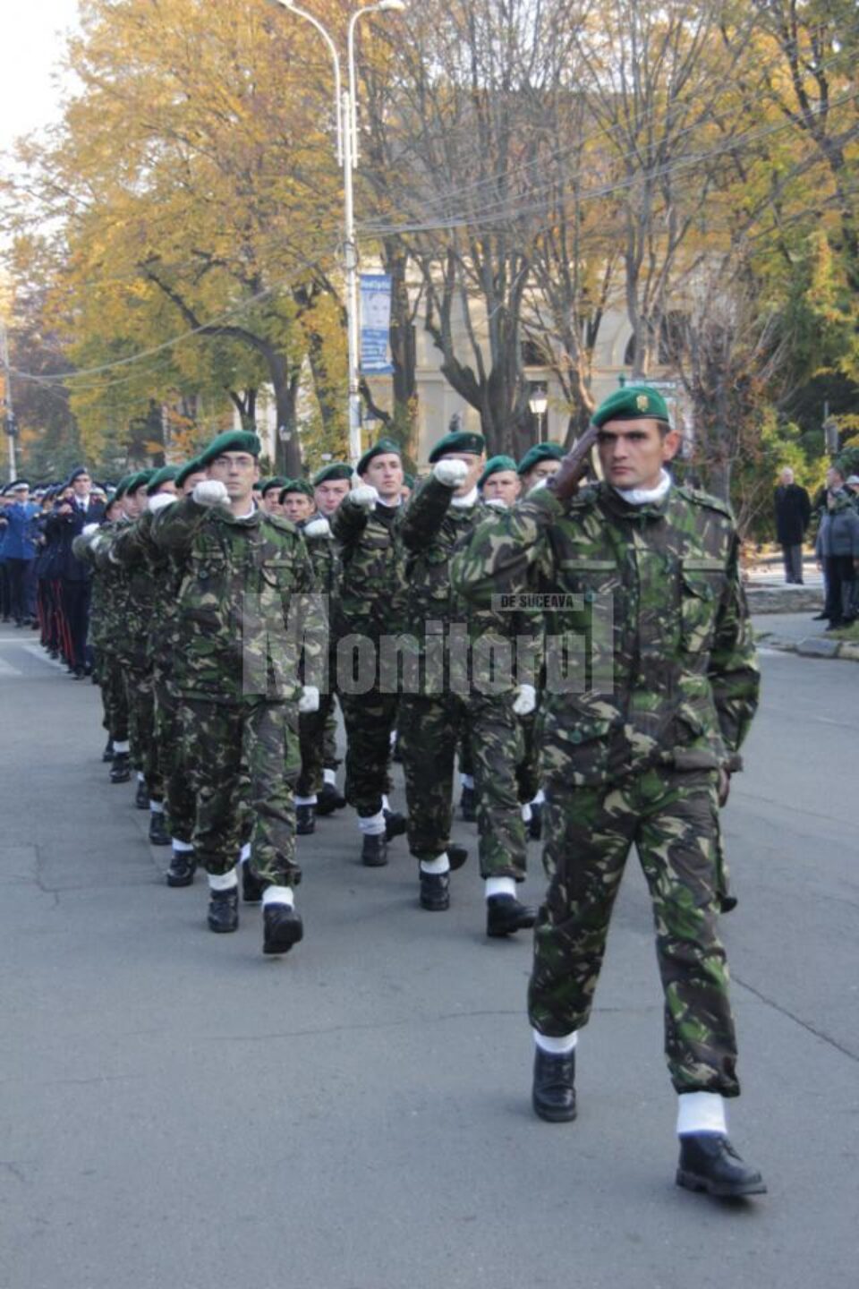 Detașamentul de onoare la momentul defilării