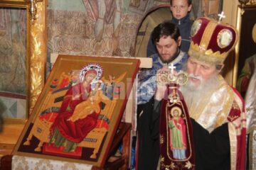 O reproducere a Icoanei „Pantanassa” de pe Muntele Athos a ajuns aseară la Biserica Sf. Dumitru din Suceava