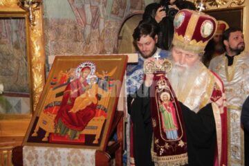 O reproducere a Icoanei „Pantanassa” de pe Muntele Athos a ajuns aseară la Biserica Sf. Dumitru din Suceava