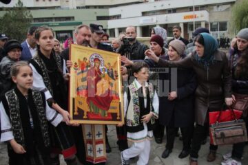 O reproducere a Icoanei „Pantanassa” de pe Muntele Athos a ajuns aseară la Biserica Sf. Dumitru din Suceava