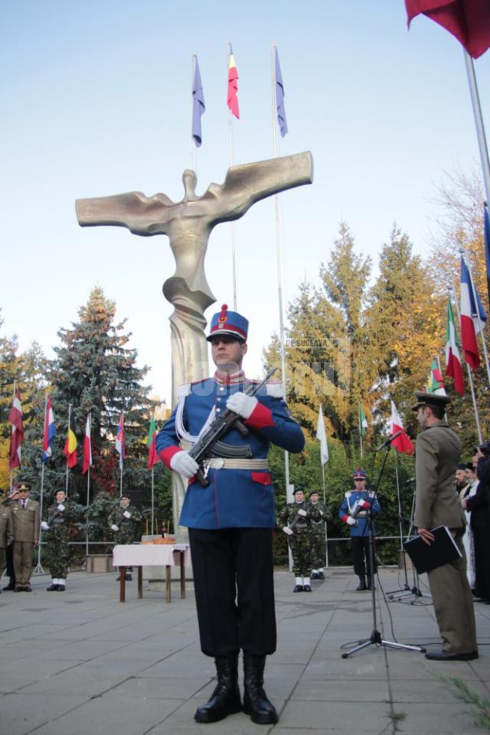 Ceremonie militară și religioasă în Piața Tricolorului, de Ziua Armatei Române