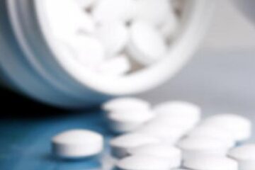 Aspirina ar putea prelungi viața în anumite cazuri de cancer colorectal