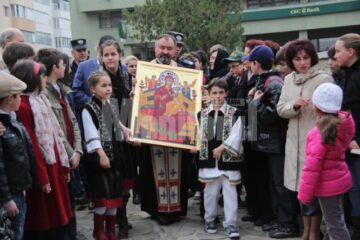 Părintele Nicolae Horga, aducând pe brațe Icoana Făcătoare de Minuni