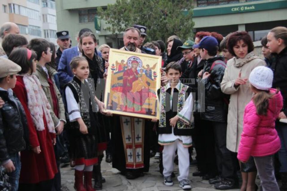 Părintele Nicolae Horga, aducând pe brațe Icoana Făcătoare de Minuni