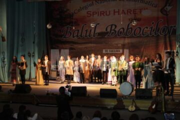 Bobocii, îmbrăcați în costume de epocă, au dansat menuet