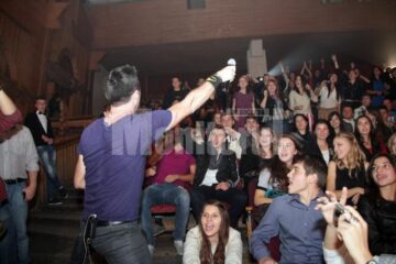 Cornel Ilie, solistul trupei Vunk, în mijlocul publicului