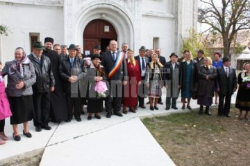 15 cupluri care au împlinit 50 de ani de căsătorie au fost sărbătorite ieri în Șcheia, fiind „cununate” de primarul comunei, Vasile Andriciuc