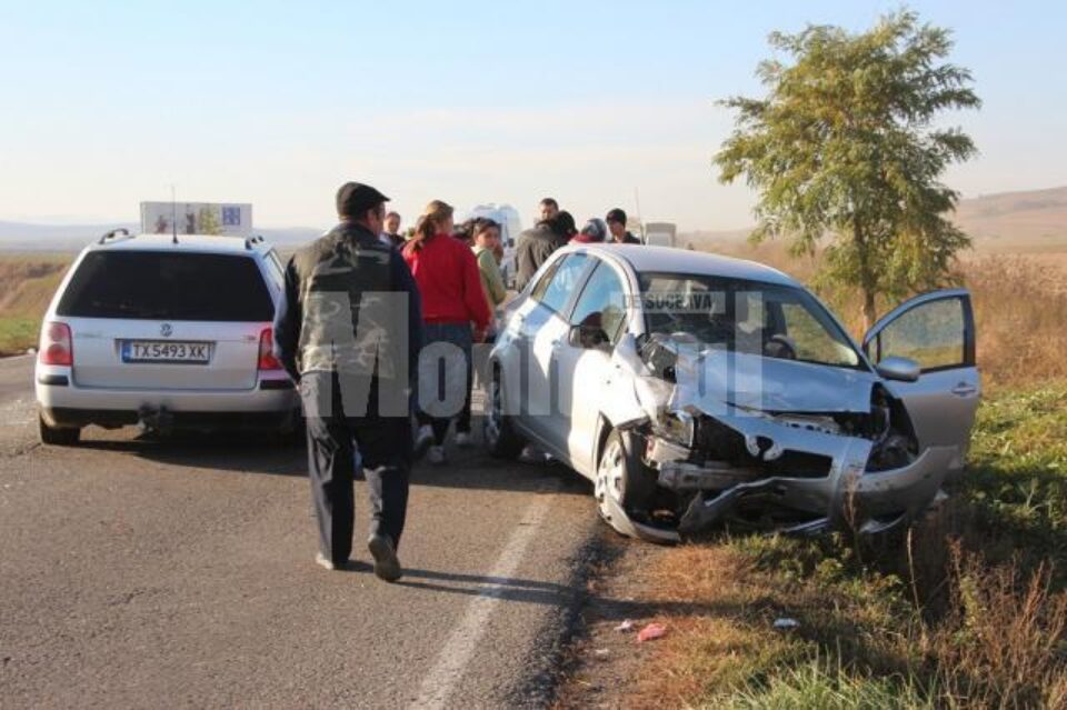 Cele două mașini care veneau dinspre Suceava, implicate în carambol